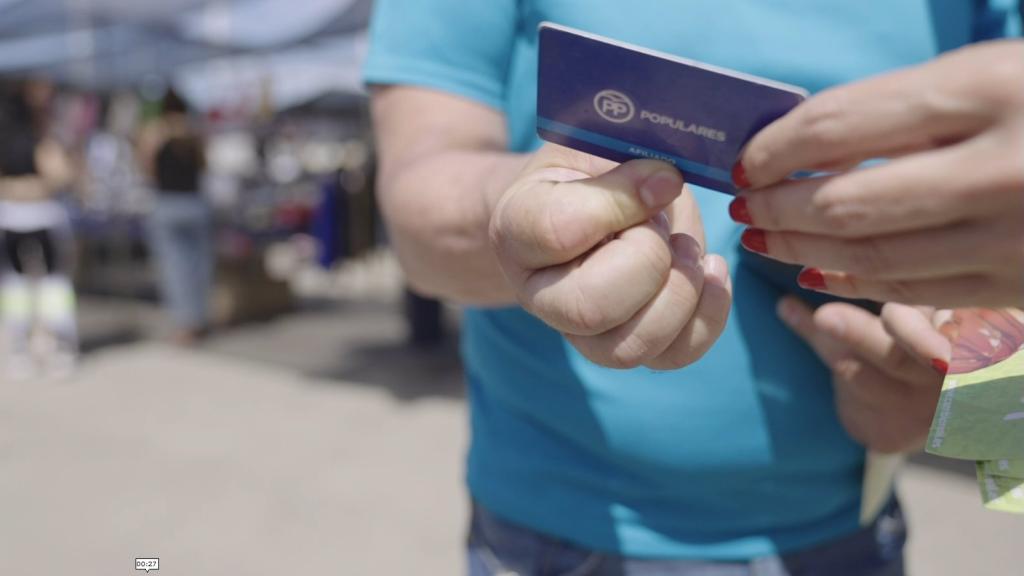 Imagen del vídeo difundido por Vox sobre el encuentro de Macarena Olona con un ciudadano en Dos Hermanas.