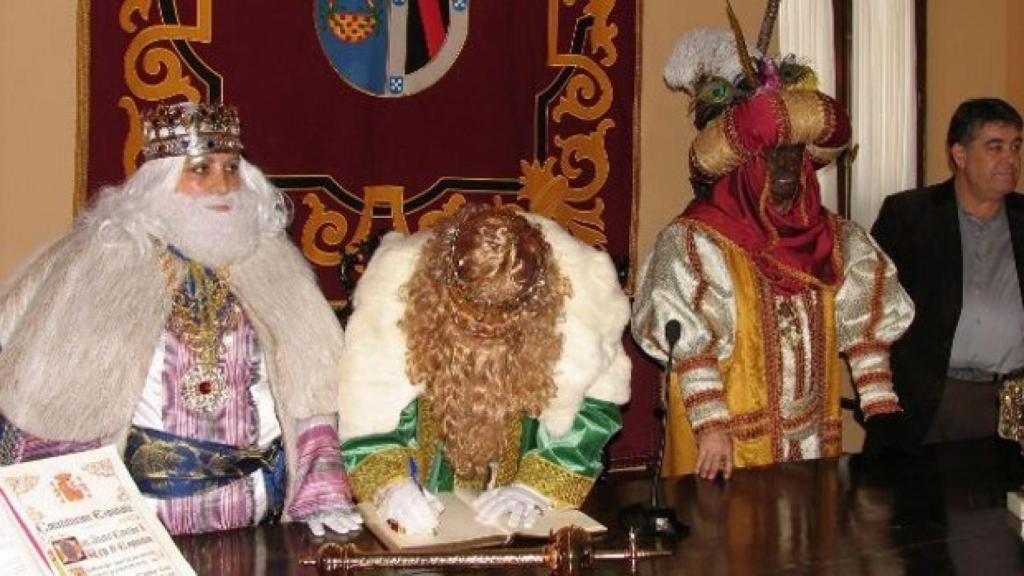 Ana María O.E (a la izquierda) encarnando al rey Melchor en Almonte en 2009.