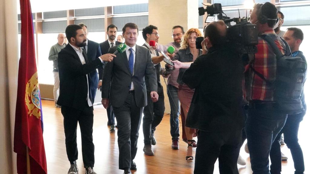 Periodistas a la carrera en busca de Mañueco