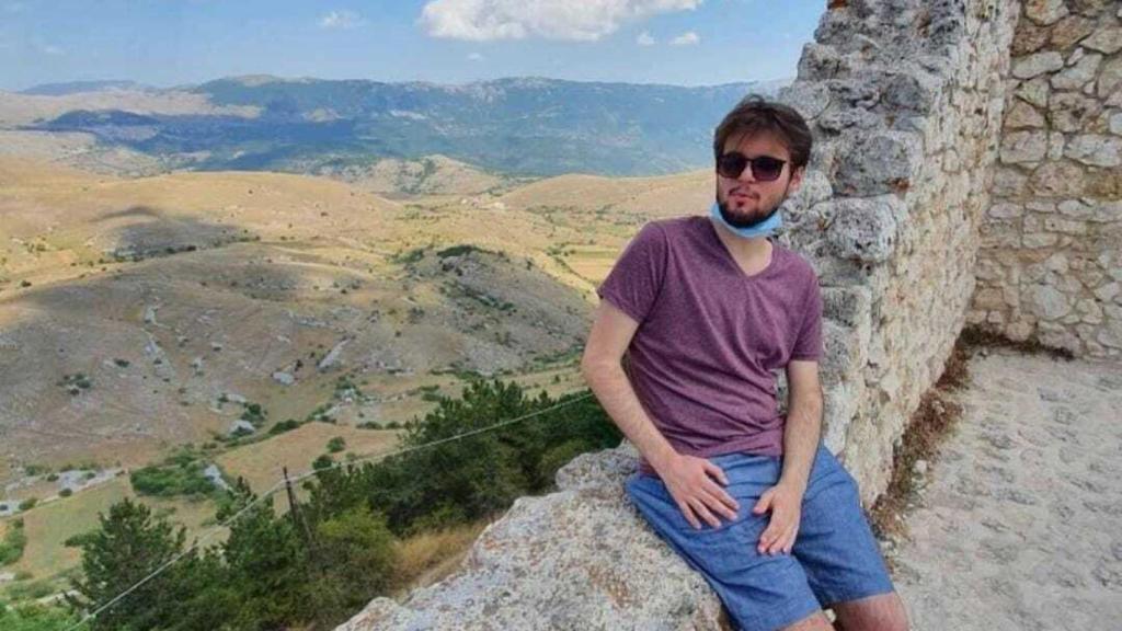 Gerardo Galante con las gafas compradas en Shein