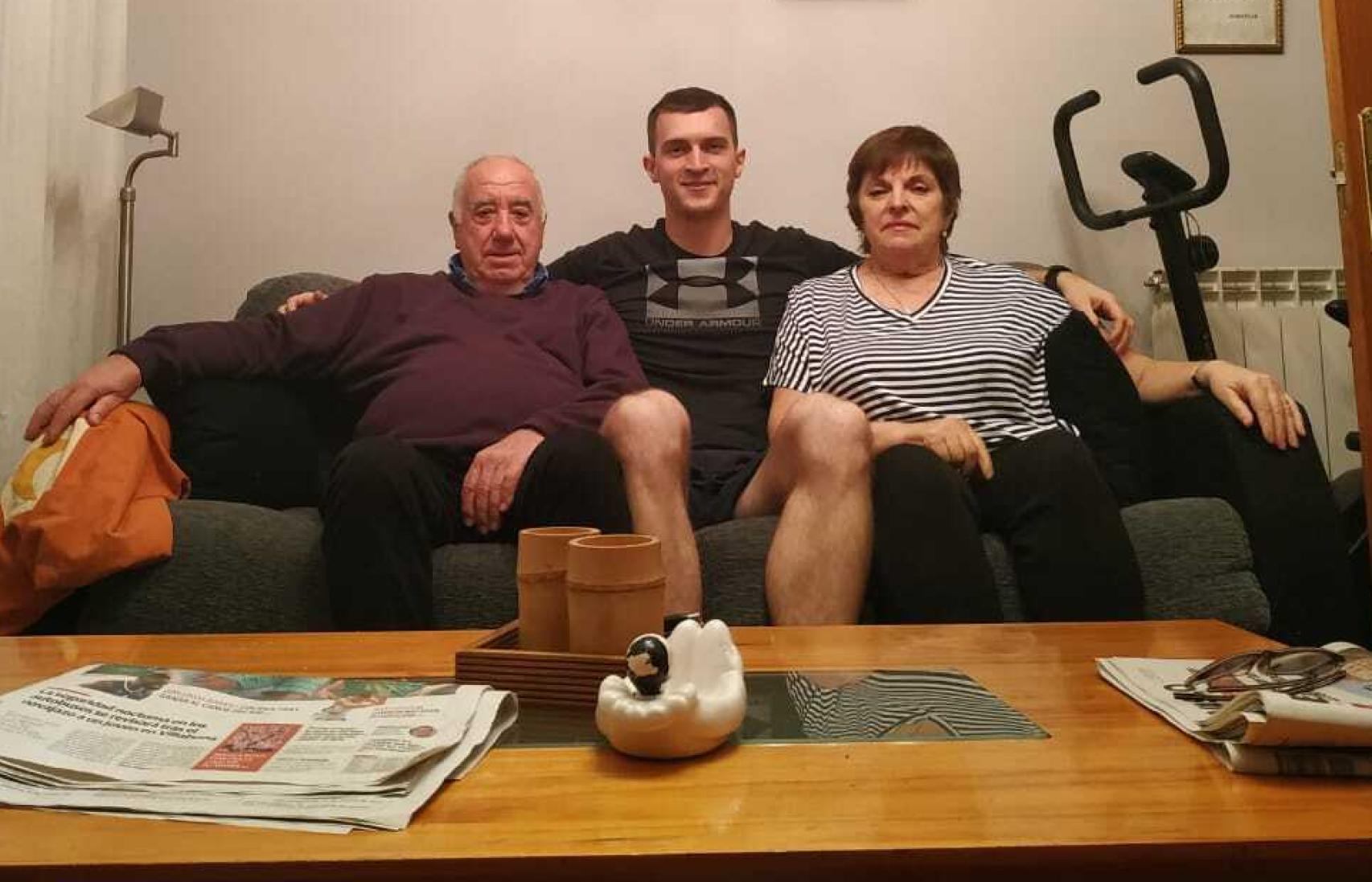 Alexander 'Sasha' Kuchnerenko, en San Sebastián con sus padres españoles de acogida, Angelita y Santos.