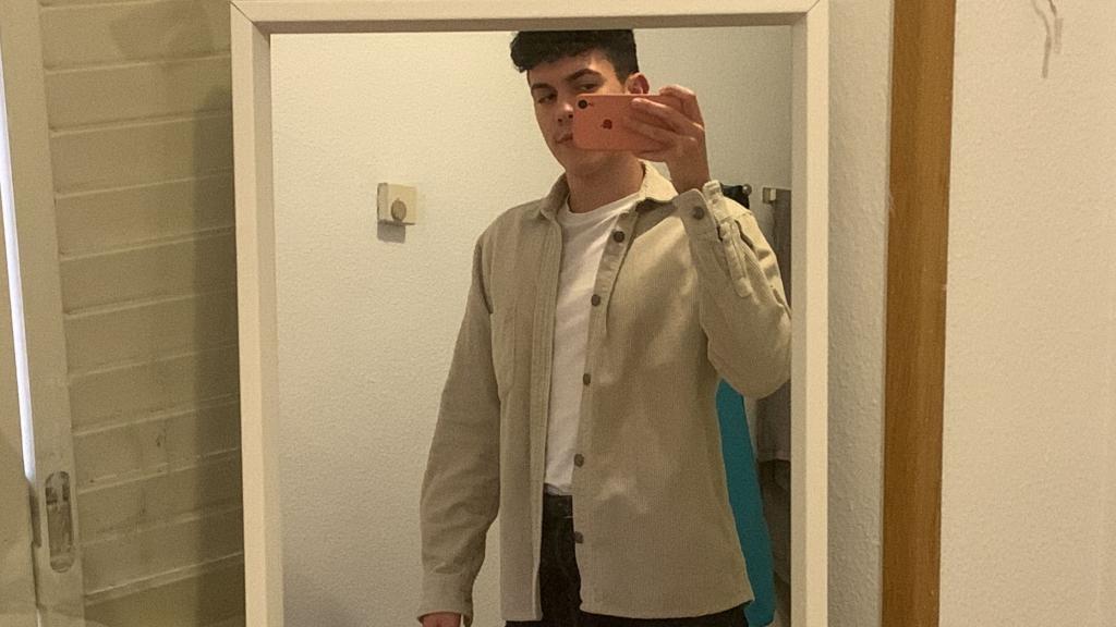 Santiago con la camisa comprada en Shein