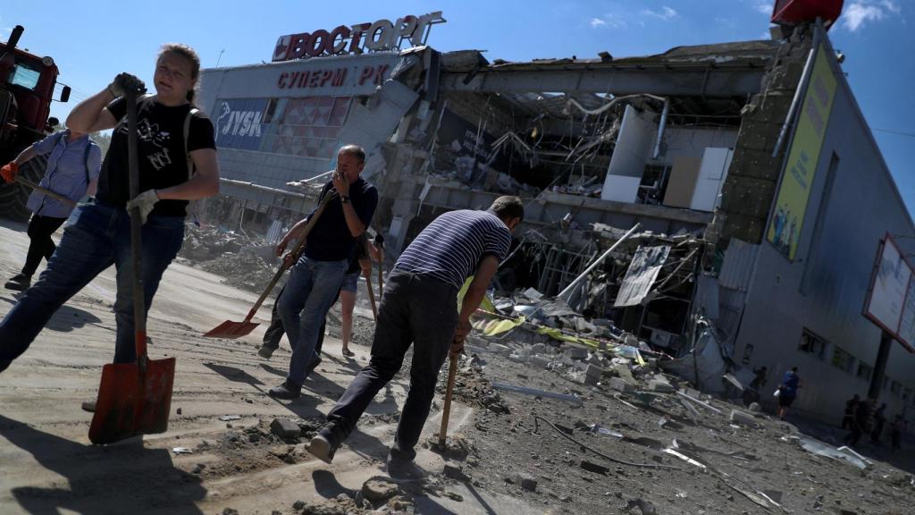 Rusia continúa lanzando ataques sobre la ciudad de Járkov.