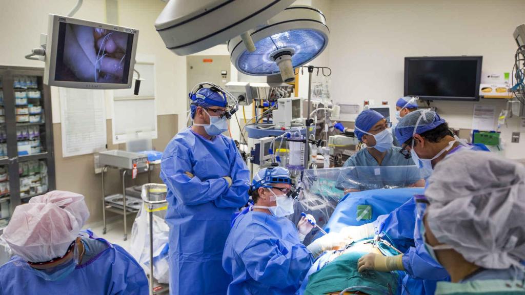 Médicos en un quirófano, en imagen de archivo.