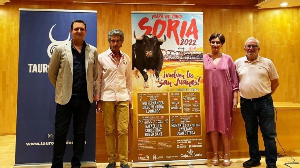Alberto García, empresario, Rubén Sanz, matador de toros, Silvia San Vicente, gerente, y Jesús Bárez, edil de cultura