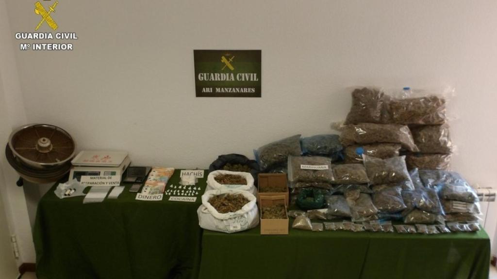 Las drogas y otros efectos incautados por la Guardia Civil durante la operación Bocalba.