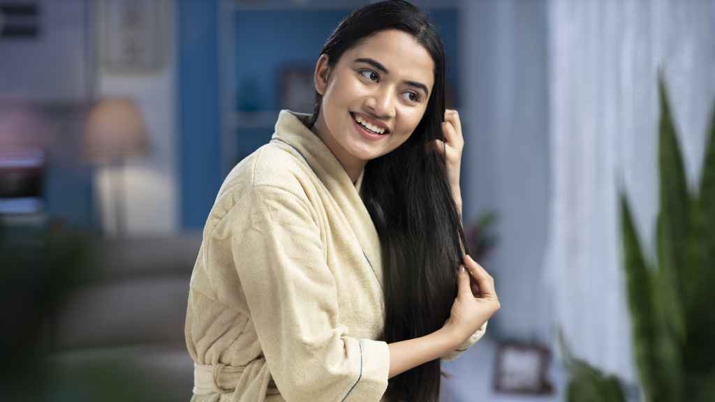 Una mujer se cuida su larga melena.