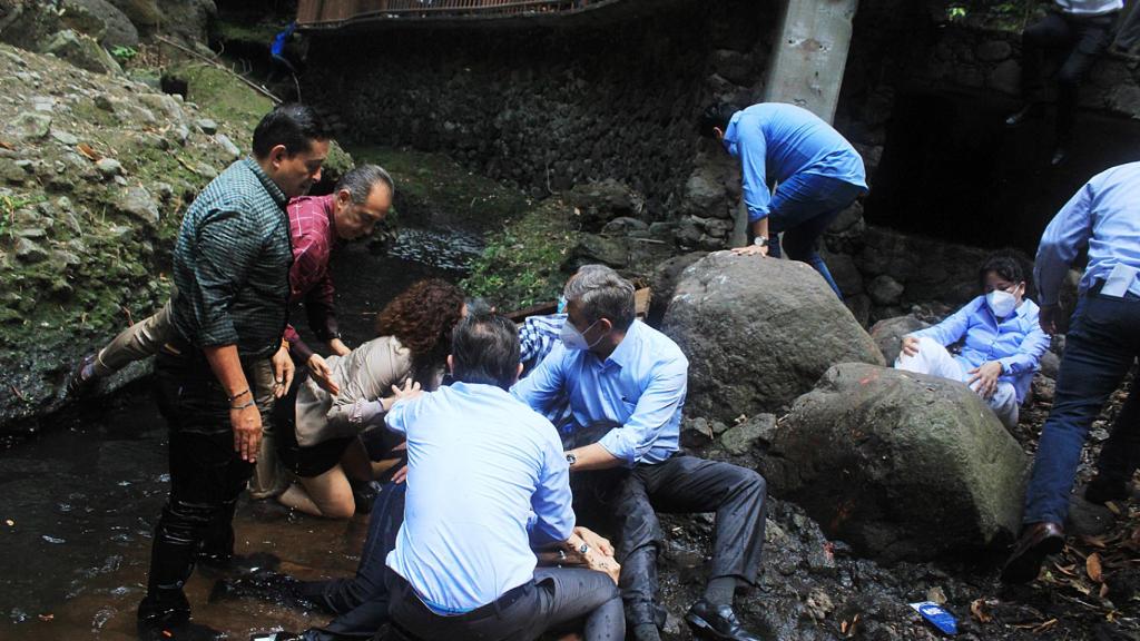 Momentos posteriores a la caída del puente recién inaugurado en Cuernavaca, México.