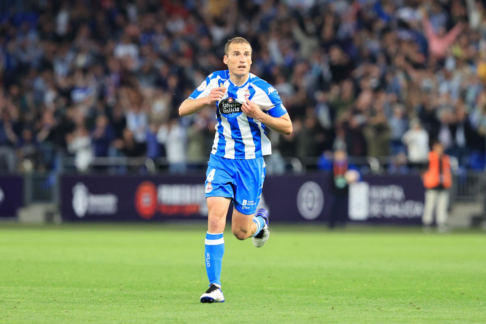 Álex Bergantiños celebra el 3-0 anotado contra el Linares, el pasado sábado en Riazor (foto: Fernando Fernández)