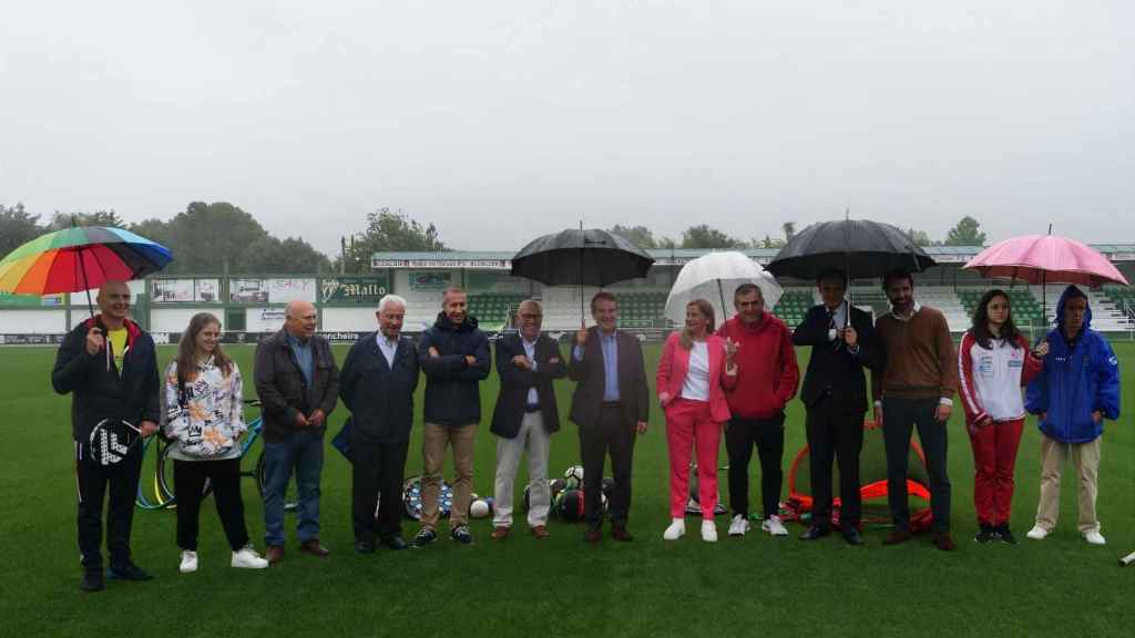 Representantes del Coruxo CF junto al alcalde de Vigo y la presidenta de la Diputación.