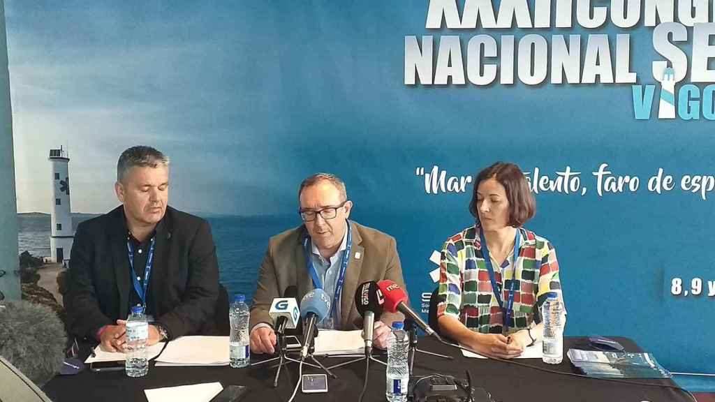 Los doctores Tato Vázquez Lima, José Manuel Fandiño y Maite Maza, en la presentación del XXXII Congreso Nacional de la Sociedad Española de Medicina de Urgencias y Emergencias (Semes).