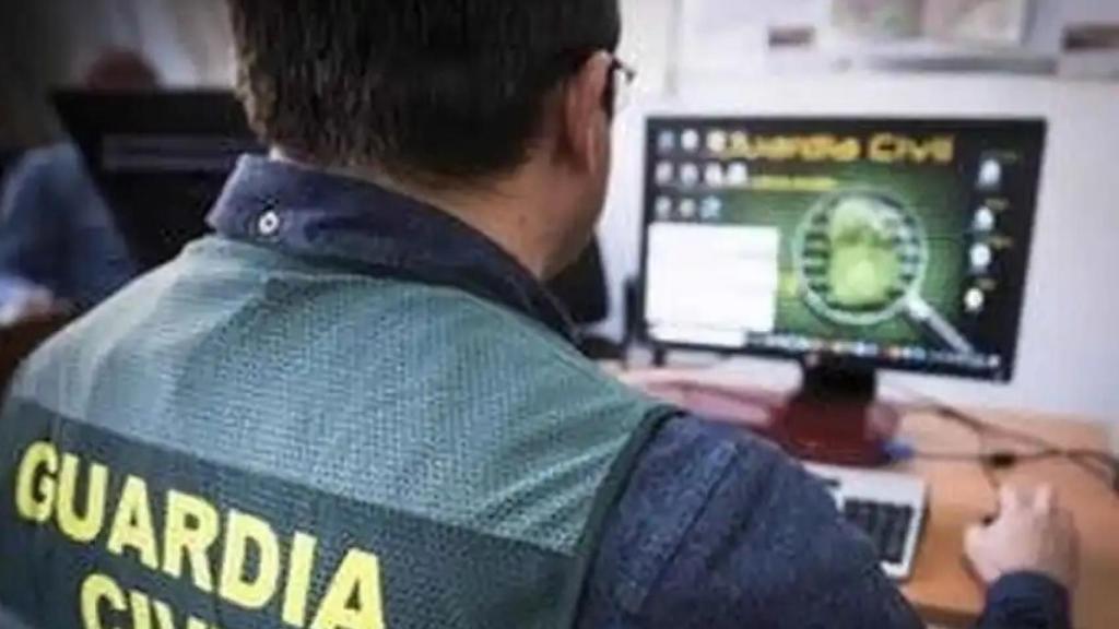 Un guardia civil consultando una base de datos.