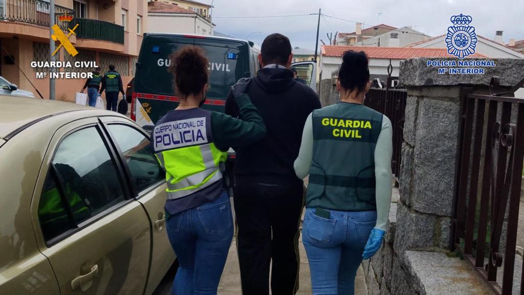 Uno de los detenidos en esta operación esposado por la Guardia Civil