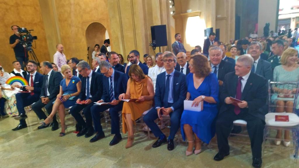 El delegado de Gobierno de Murcia, José Vélez, entre otras autoridades, como consejeros y diputados regionales.