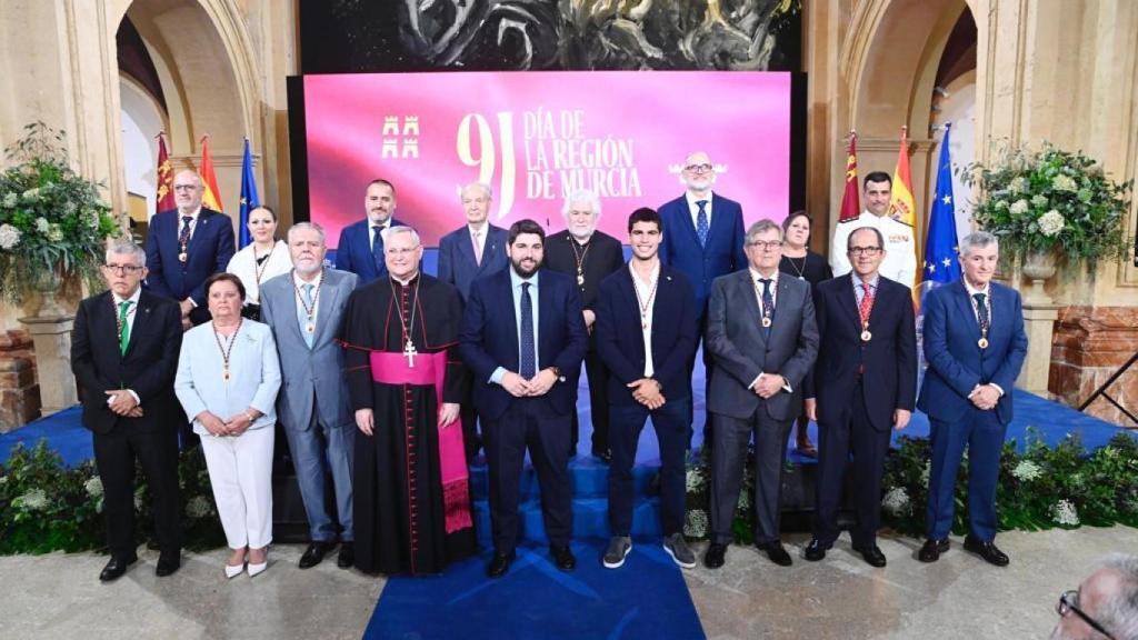 López Miras posando junto a todos los premiados y homenajeados en el Día de la Región de Murcia.