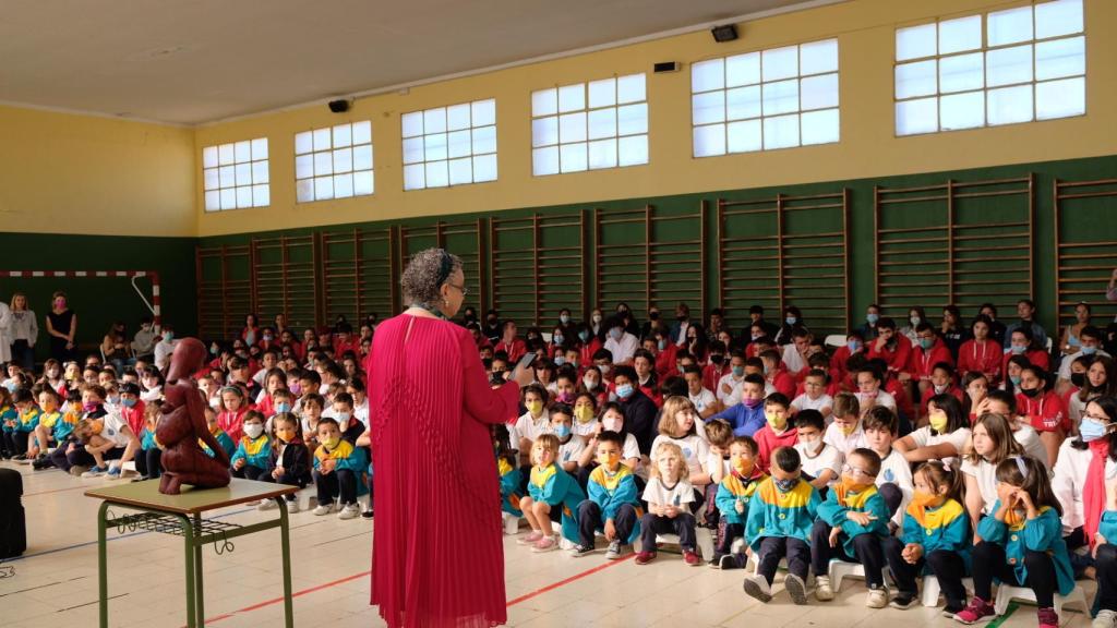 El alumnado del Trilema reunido para conocer la noticia en la asamblea matutina