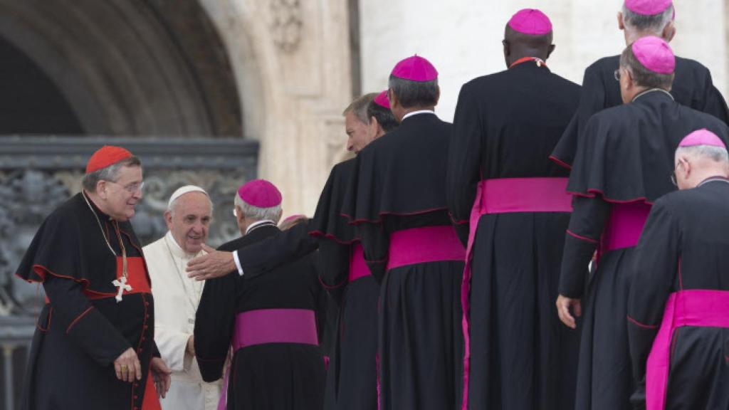 El papa Francisco y el cardenal Raymond Leo Burke saludando a los obispos.