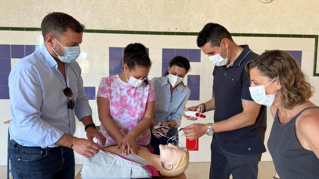 Profesionales de Vithas Xanit y Vithas Málaga realizando junto a profesores del Colegio Jacaranda maniobras de reanimación durante el taller.