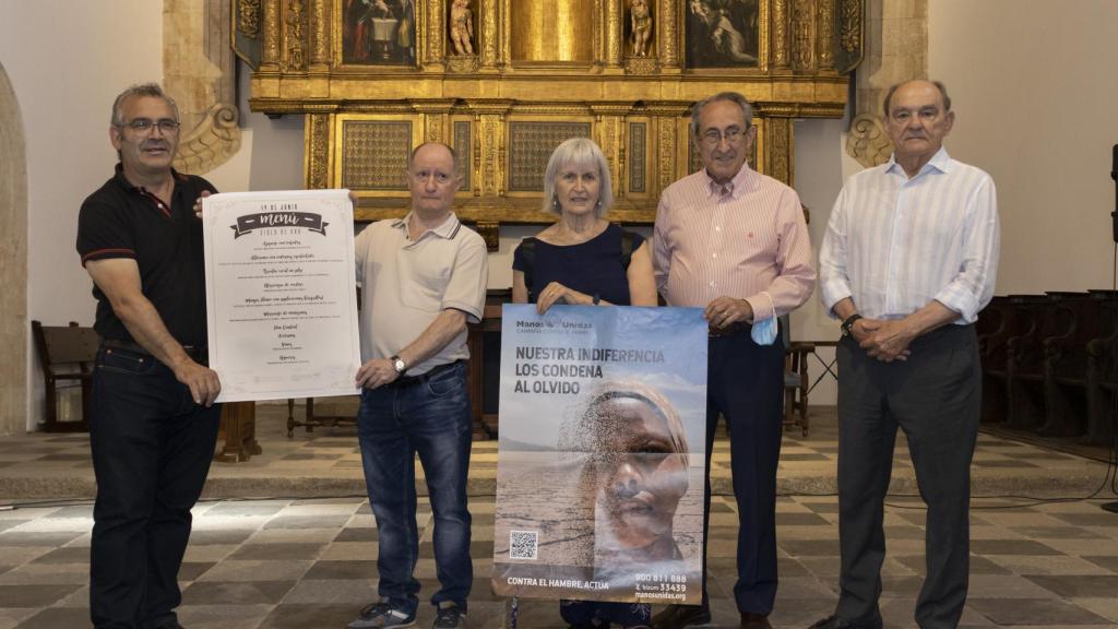 Presentación del banquete a la que han acudido Rafael García y Julio Valles, miembros de la Academia de Gastronomía de Castilla y León, responsables de la confección del menú; Antonio Álvarez, responsable de la Cocina de Toño, que elaborará los platos; Mercedes Marcos, delegada de Manos Unidas; y Manuel Sánchez, responsable de la Organización