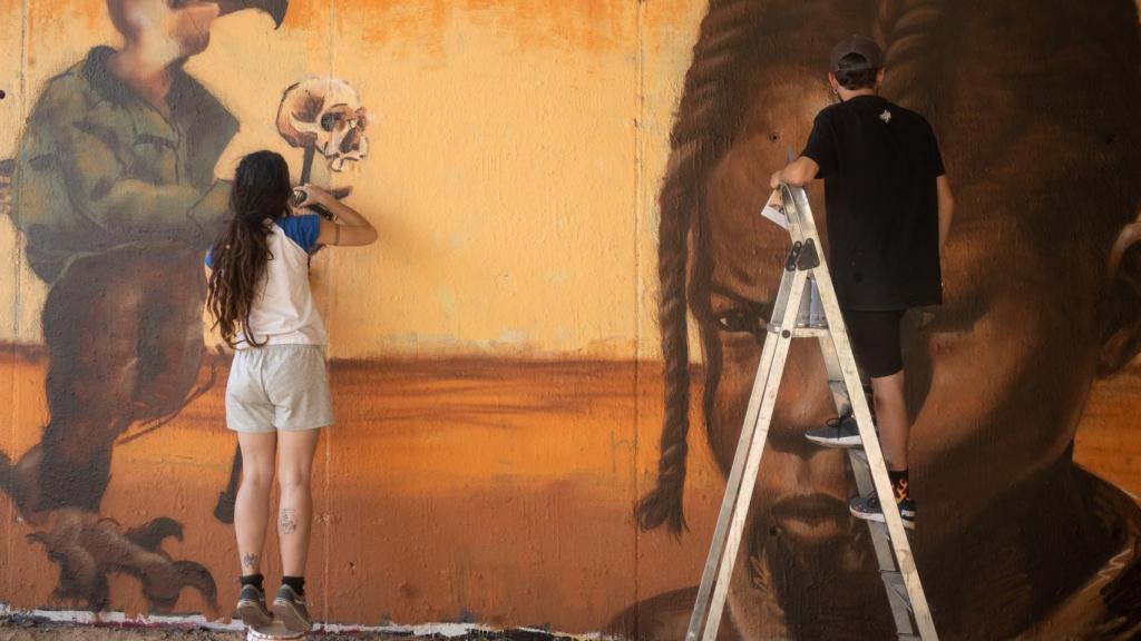 Sara amiga de Luisao terminando su parte del mural.