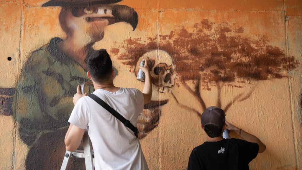 Fotografía durante la realización del mural.