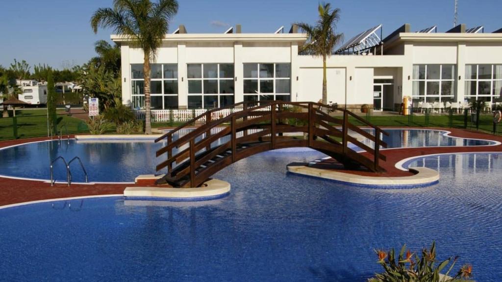 La piscina del camping Lo Monte.