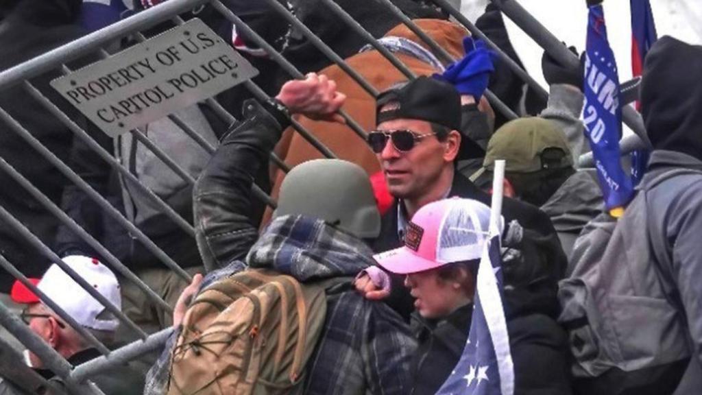 Un simpatizante del expresidente Donald Trump durante el asalto al Capitolio del 6 de enero de 2021.