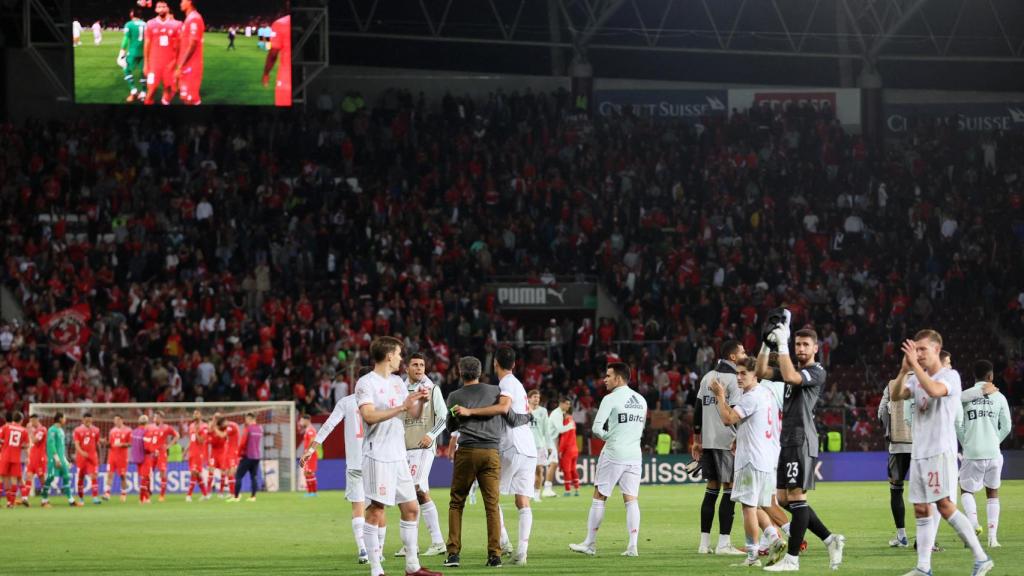Dani Olmo saluda a los españoles en Suiza tras el partido.