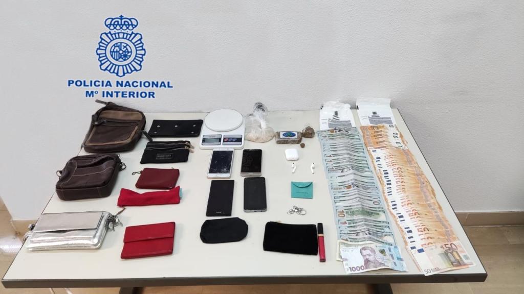 Los efectos intervenidos a los dos ladrones.