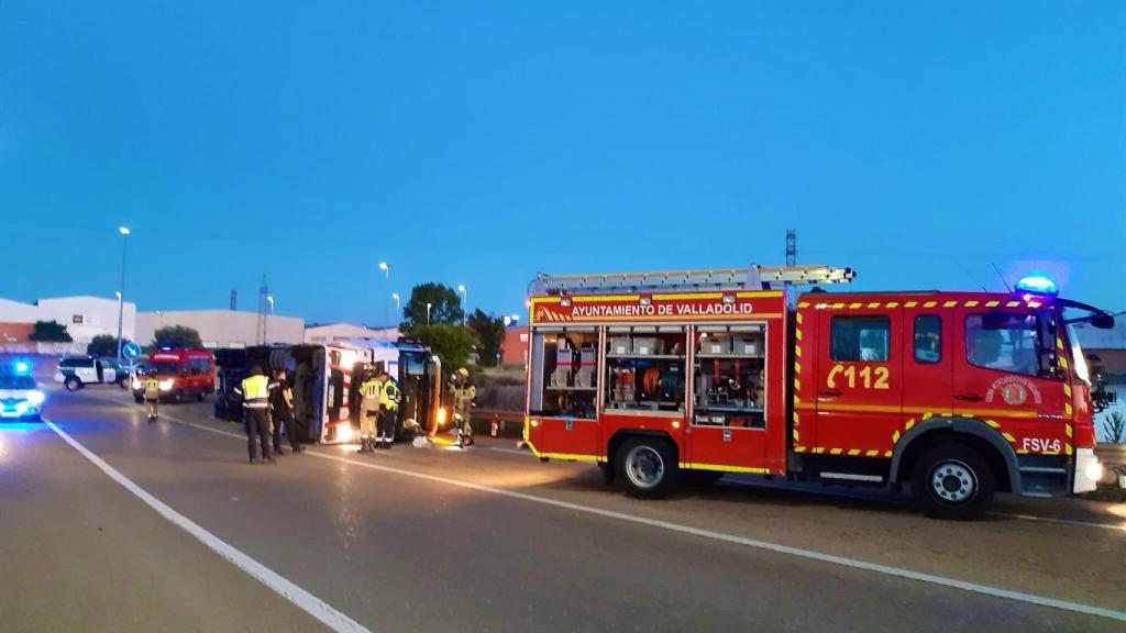 Imagen del trailer volcado. Fotografía: Bomberos de Valladolid
