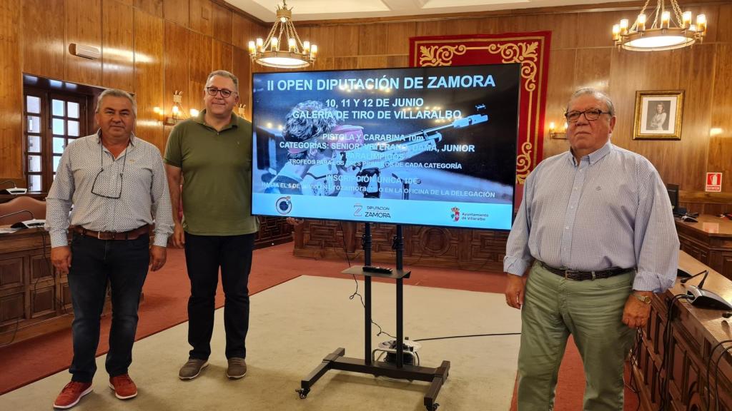 El vicepresidente segundo de la Diputación, Jesús María Prada, y el delegado provincial de Tiro Olímpico, José Hernández