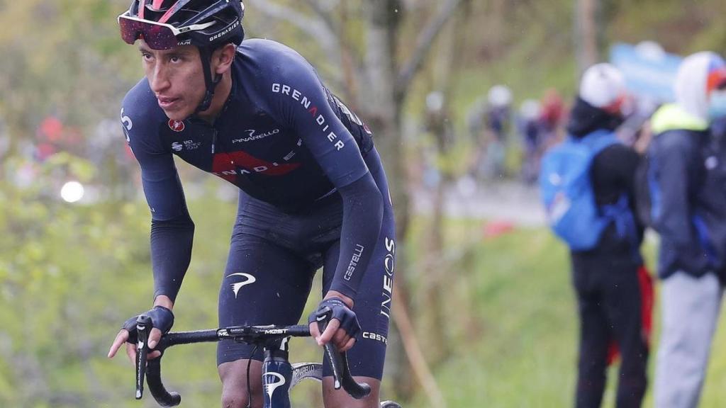 Egan Bernal durante una carrera antes de su lesión