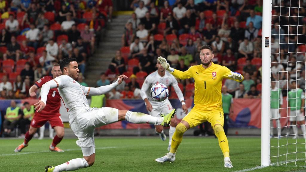 Raúl de Tomás durante un partido de la Selección