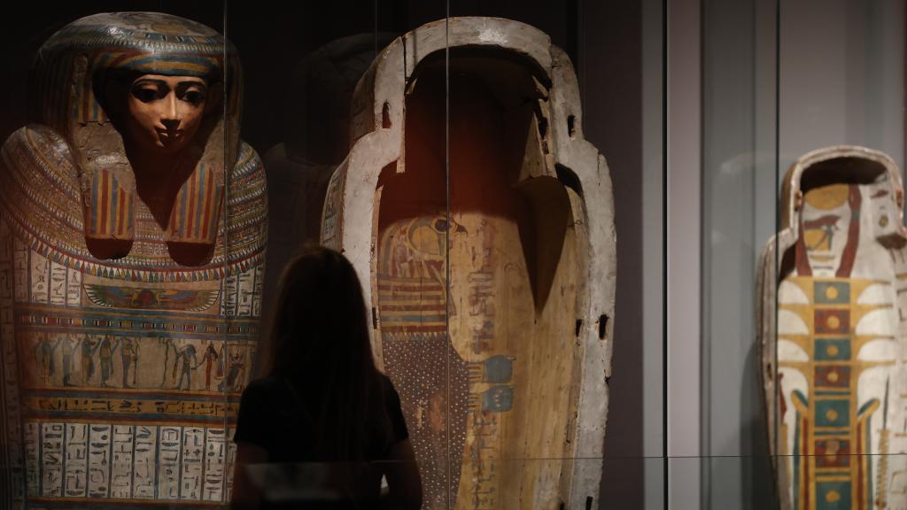 Montaje del sarcófago de Shepenun. EFE / Javier Lizón