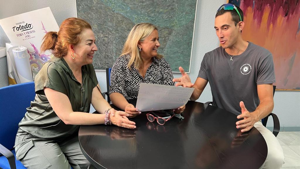 La concejala de Cooperación y Educación para el Desarrollo, María Teresa Puig, ha recibido este miércoles en el Ayuntamiento a Javier Holgado