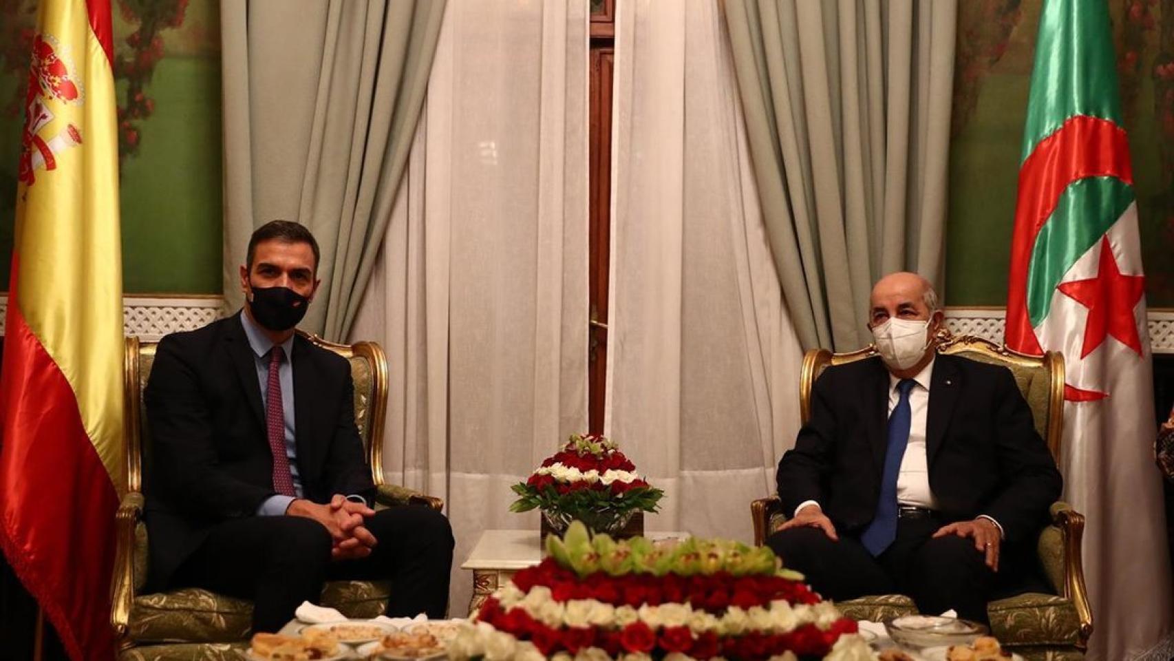 Pedro Sánchez y el presidente de Argelia, Abdelmajid Tebboune, en Argel en 2020.