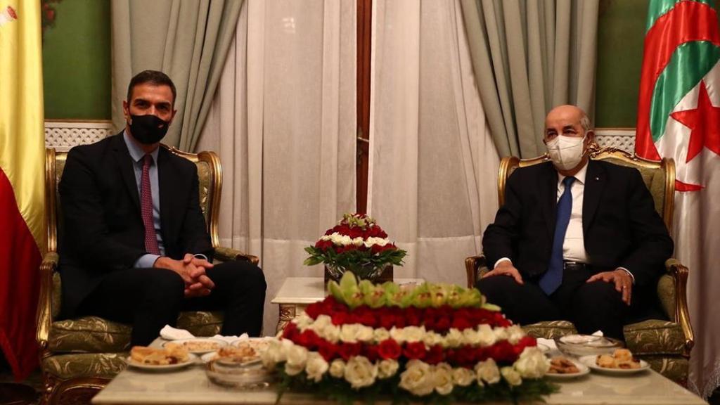 El presidente Sánchez y el presidente de Argelia, Abdelmajid Tebboune, en Argel en 2020.