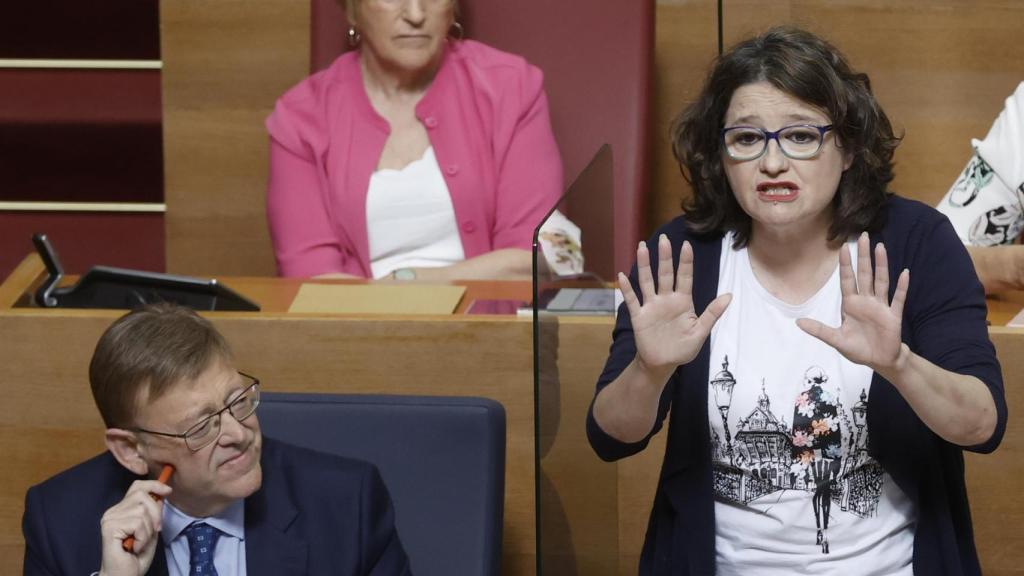 La vicepresidenta y Portavoz de la Generalitat Valenciana, Mónica Oltra, junto al president Puig, interviene durante la sesión de control en Les Corts Valencianes.