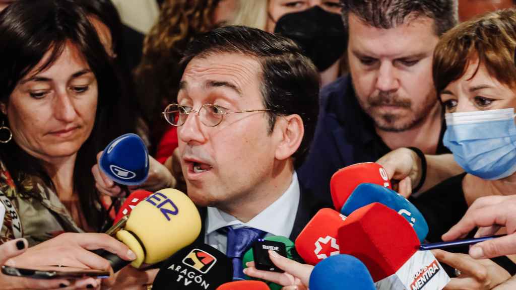 José Manuel Albares atiende a la prensa en la sede del Ministerio de Exteriores.