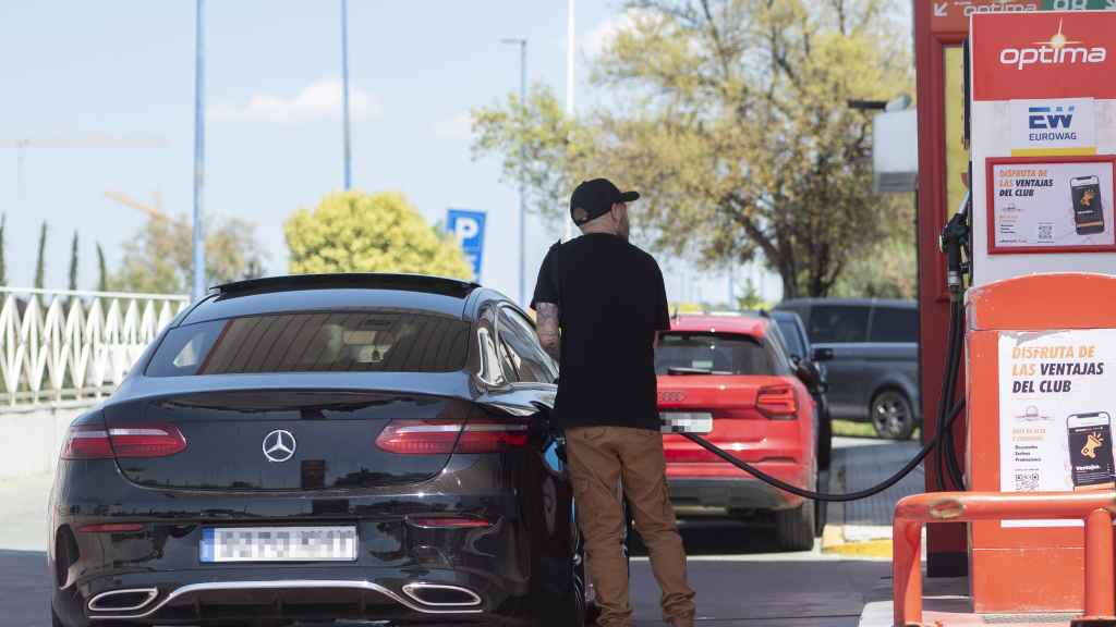Un hombre reposta en una gasolinera.