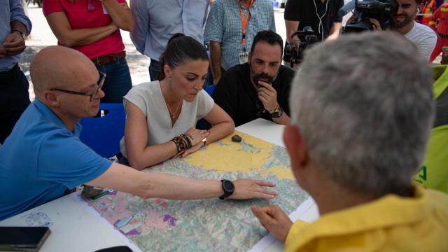 La candidata de Vox, Macarena Olona, sigue el avance del fuego.