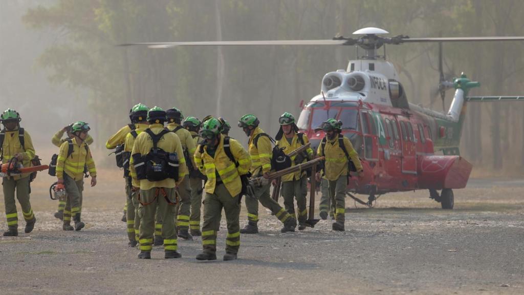 Bomberos trabajando en el incendio forestal de Pujerra.