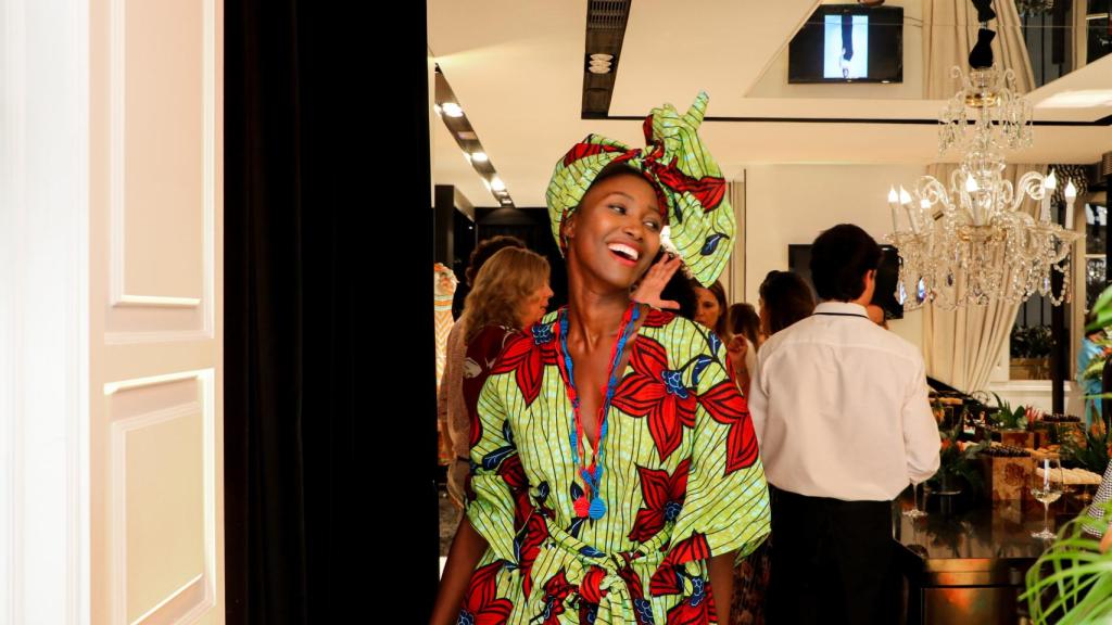 La modelo Aye Güeye, con uno de los modelos de esta exclusiva colección.