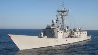 Una fragata de la Armada persigue a un submarino y un buque de Rusia en las proximidades del Estrecho