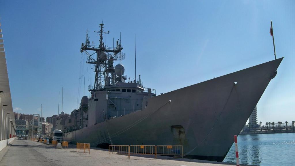 La fragata Reina Sofía en el puerto de Málaga