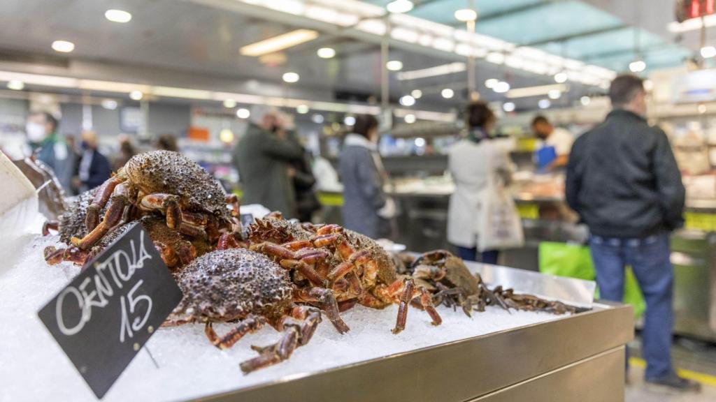 Compras de última hora para Nochebuena en la plaza de A Coruña: la centolla, producto estrella