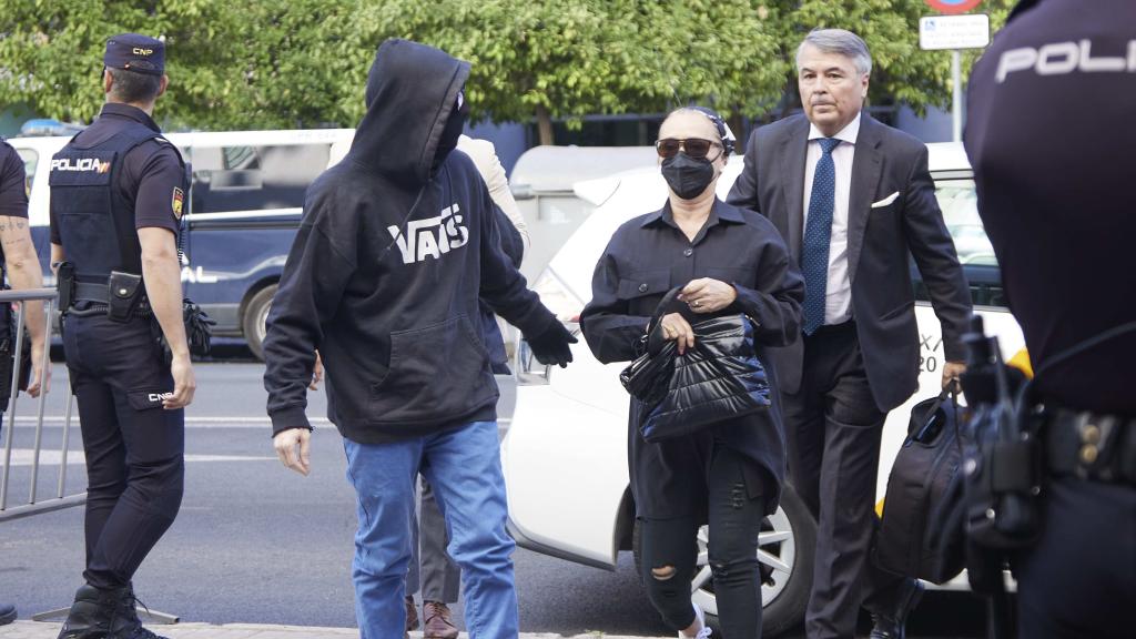 El 'Cuco' y su madre antes de entrar en los juzgados el 27 de mayo.