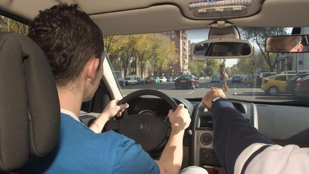 Un joven haciendo el examen de conducir.