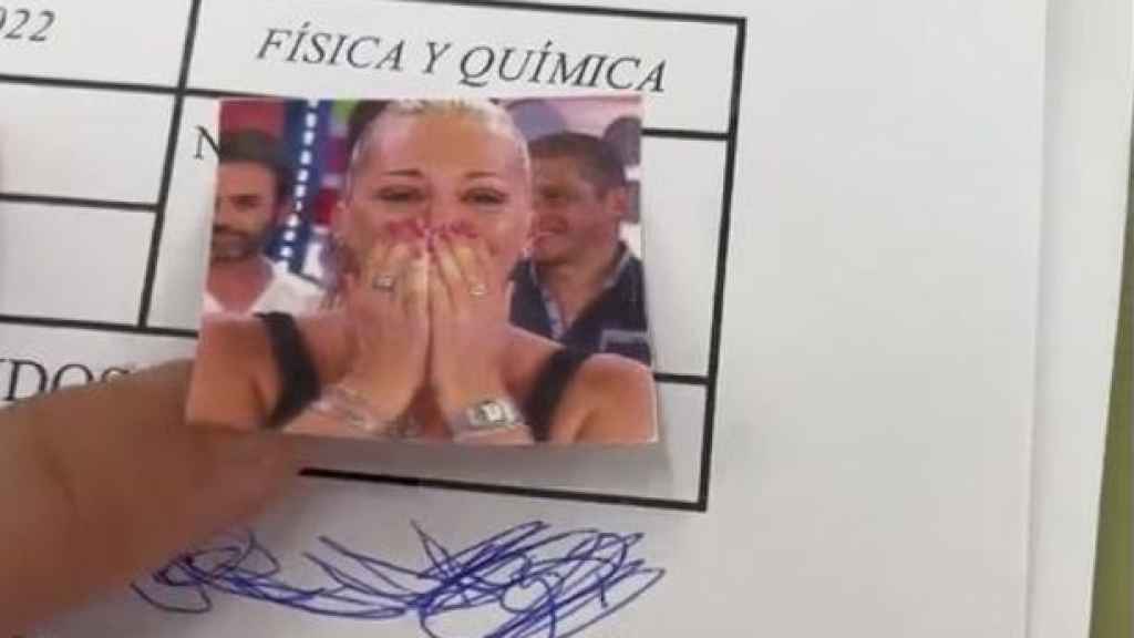 La profesora pegó fotos de la Esteban encima de las notas.