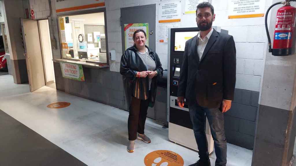 Yoya Blanco con Anxo Silva, responsable de los aparcamientos.